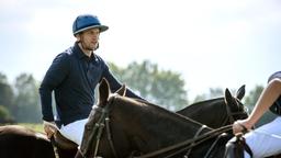 Tim (Florian Frowein) macht sich bereit für das große Poloturnier.