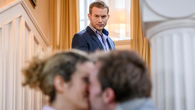 Bild: ARD/Christof Arnold Tim (Florian Frowein) muss getroffen mit ansehen, wie sich Steffen (Christopher Reinhardt) und Franzi (Léa Wegmann) küssen.