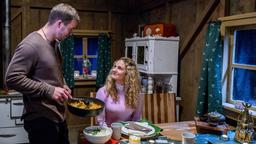 Tim (Florian Frowein) Tim versucht, Franzi (Léa Wegmann) weiterhin für sich zu gewinnen und lädt sie zu einem romantischen Abendessen ein.