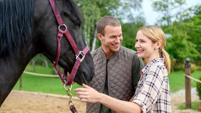Bild: ARD/Christof Arnold Tim (Florian Frowein) und Amelie (Julia Gruber) sind überglücklich, weil Nero vollständig geheilt ist.