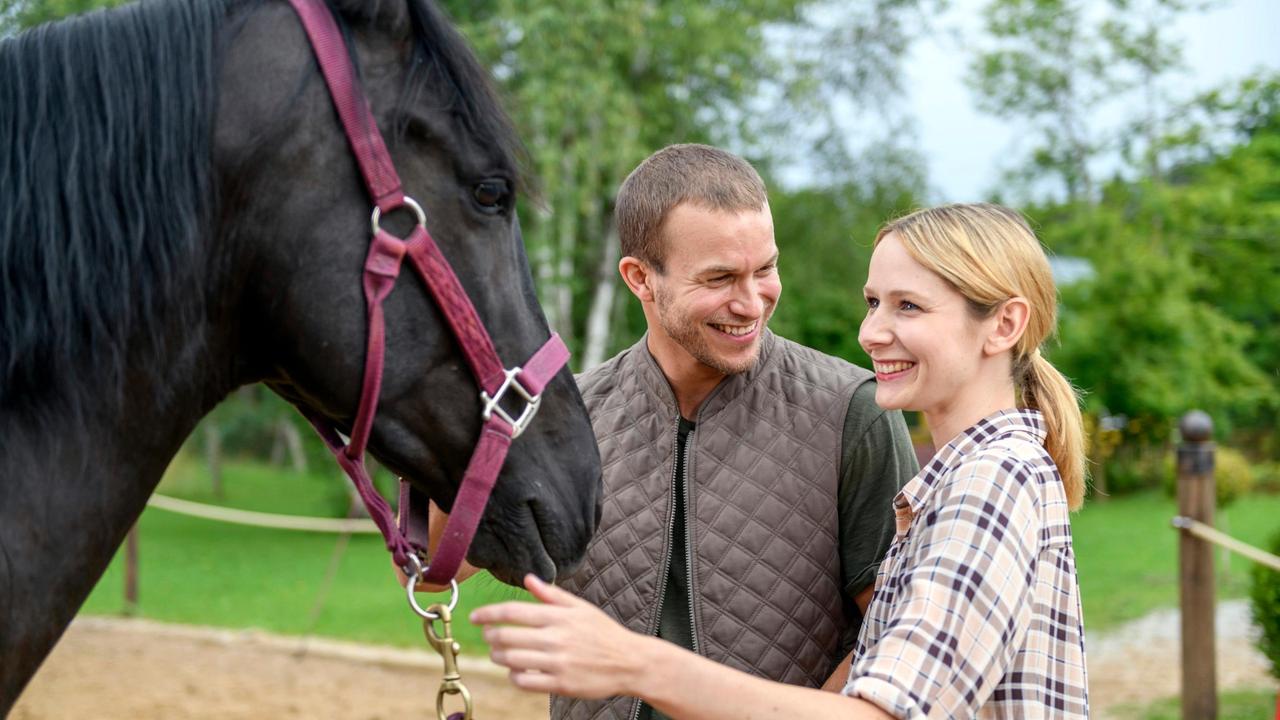 Tim (Florian Frowein) und Amelie (Julia Gruber) sind überglücklich, weil Nero vollständig geheilt ist.