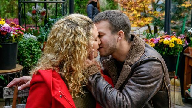 Bild: ARD/Christof Arnold Tim (Florian Frowein) und Franzi (Léa Wegmann) beschließen einen vorsichtigen Neuanfang. Eifersüchtig beobachtet Nadja (Anna Lena Class) die beiden.