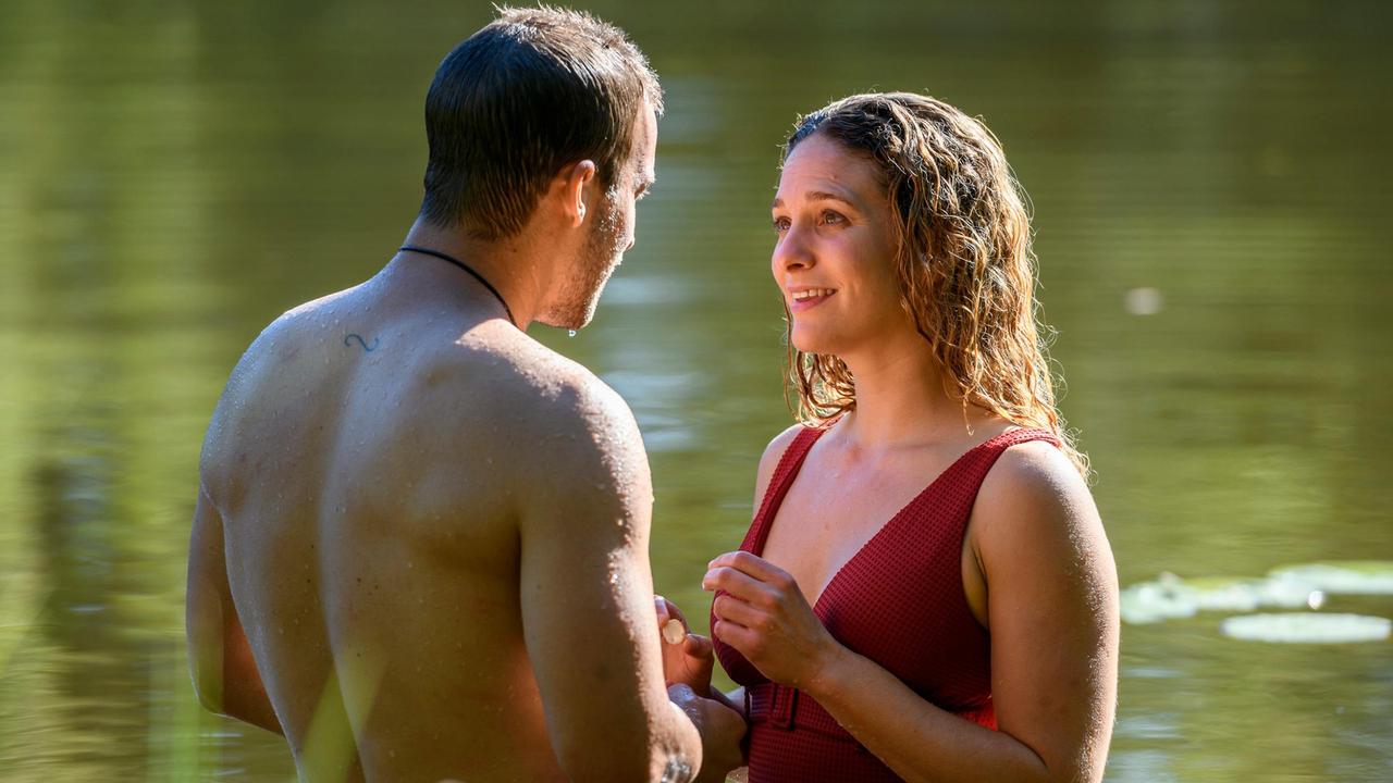 Tim (Florian Frowein) und Franzi (Léa Wegmann) besiegeln mit einer Muschel symbolisch ihre Liebe.