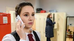 Tina (Christin Balogh, h.) bekommt mit, wie Romy (Désirée von Delft) einen beunruhigenden Anruf erhält.