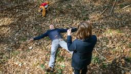 Tina (Christin Balogh) filmt, wie Ragnar (Jeroen Engelsman) die Elfen beschwört.