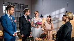 Tina (Christin Balogh) gibt Oskar (Philip Butz) im Beisein von Clara (Jeannine Michèle Wacker), Adrian (Max Alberti) und der Standesbeamtin (Stefanie Oestreich) das Ja-Wort.