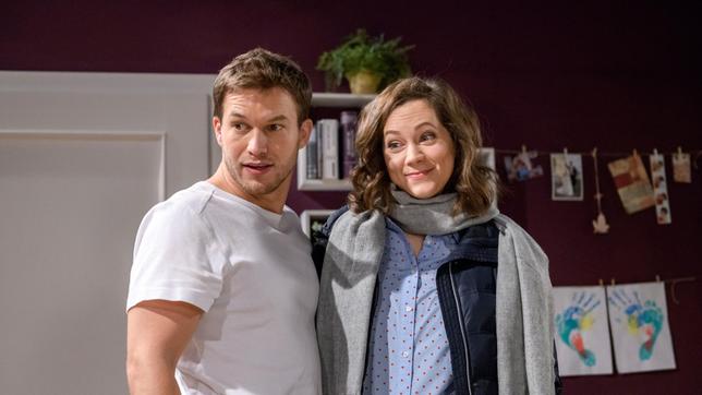 Bild: ARD/Julia Schneider Tina (Christin Balogh) hat tolle Neuigkeiten für Boris (Florian Frowein) und Tobias.