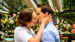 Tina (Christin Balogh) ist so erleichtert, dass David (Michael N. Kühl) am "Fürstenhof" bleibt, dass sie ihn spontan küsst.