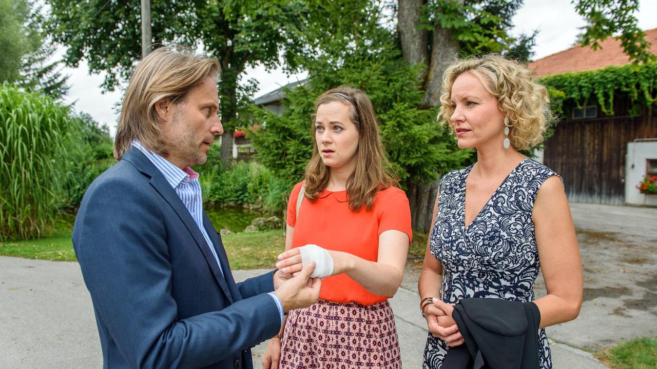 Tina (Christin Balogh) trifft zufällig auf Natascha (Melanie Wiegmann) und Michael (Erich Altenkopf). Sie fragt Michael um Rat, weil sie von ihrem Hummer Oskar gebissen wurde.