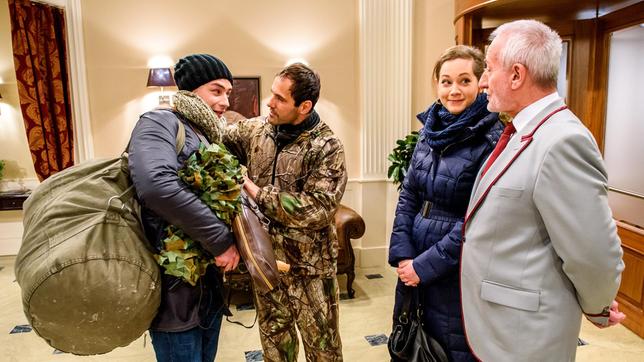 Bild: ARD/Christof Arnold Tina (Christin Balogh) und Alfons (Sepp Schauer) verabschieden sich von Norman (Niklas Löffler) und dem amerikanischen Actionfilm-Darsteller Dexter Torrence (Andreas Beckett), die zur Wildschweinjagd aufbrechen.