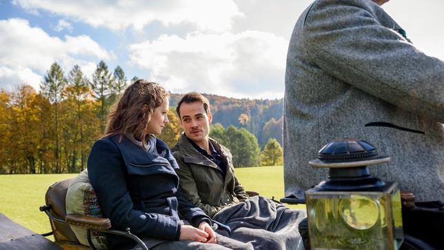 Bild: ARD/Christof Arnold Tina (Christin Balogh) und David (Michael N. Kühl) genießen eine romantische Kutschfahrt.