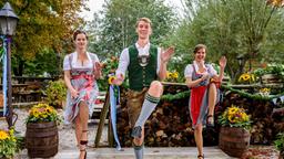 Tina (Christin Balogh) und Melli (Bojana Golenac) schlagen sich wacker bei der Wahl zur oberbayerischen Bierkönigin (mit Komparse).