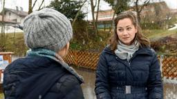 Tina (Christin Balogh) und Melli (Bojana Golenac) schwelgen gemeinsam in Erinnerungen.