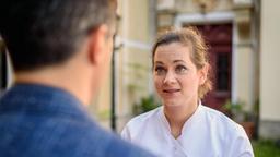 Tina (Christin Balogh) versucht Robert (Lorenzo Patané), in Bezug auf Valentinas Ausflug mit Fabien, umzustimmen.