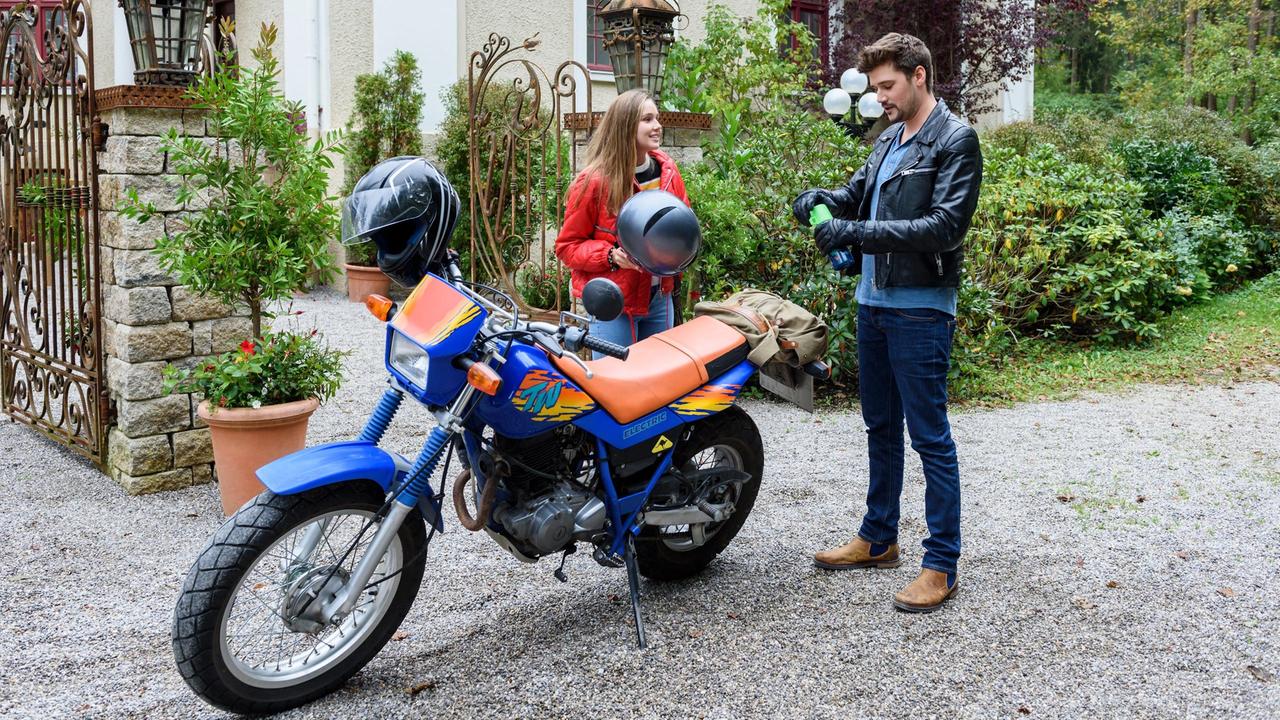 Tobias (Max Beier) bietet Valentina (Paulina Hrobatschk) an, sie auf dem Motorrad mitzunehmen.