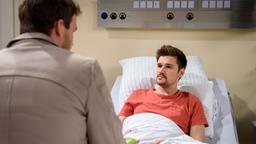 Tobias (Max Beier) ist wütend, dass Boris (Florian Frowein) ihm die niederschmetternde Diagnose bislang verschwiegen hat.