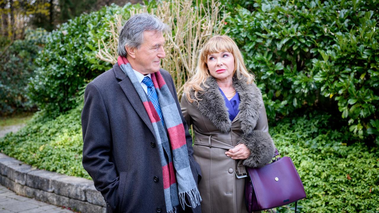 Tonia (Sandra Steffl, r. mit Johann Schuler) hat das Gefühl, dass Helene sie nicht mag.