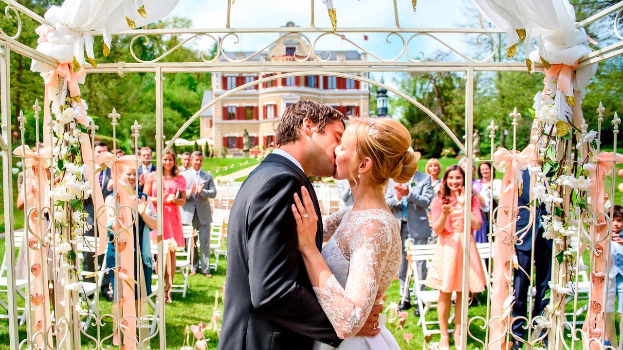 Sogno di nozze nel parco degli alberghi a cinque stelle "Fürstenhof": Wedding kiss - Sebastian (Kai Albrecht) e Luisa (Magdalena Steinlein) sono finalmente marito e moglie!