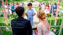 Traum-Hochzeit im Park des Fünf-Sterne-Hotels "Fürstenhof". Luisa (Magdalena Steinlein) hat eine Überraschung für Sebastian (Kai Albrecht, vorne) - sein Sohn Paul (Mika Ullritz) überreicht dem Brautpaar die Trauringe.