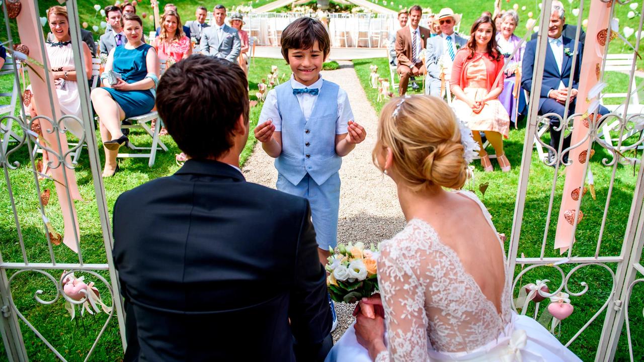 Sogno di nozze nel parco degli alberghi a cinque stelle "Fürstenhof".  Luisa (Magdalena Steinlein) ha una sorpresa per Sebastian (Kai Albrecht, anteriore) - suo figlio Paul (Mika Ullritz) ha presentato i sposi nozze anelli.