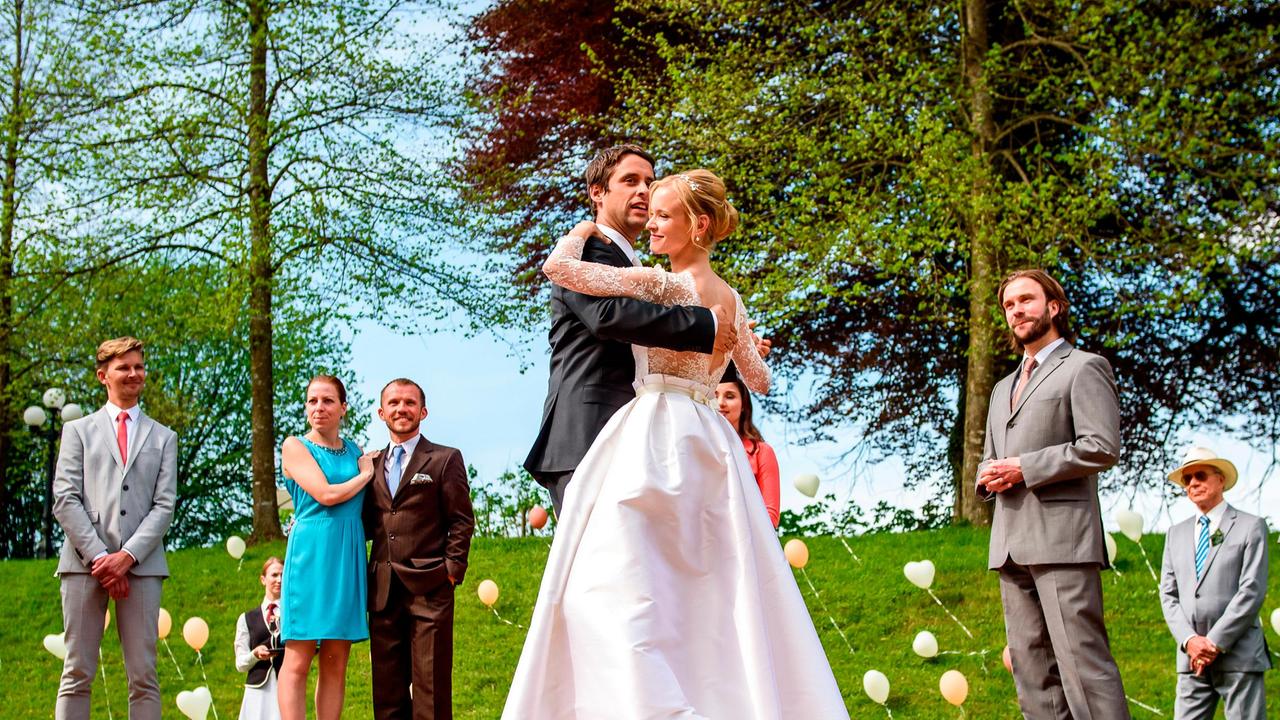 Sogno di nozze nel parco degli alberghi a cinque stelle "Fürstenhof": Sebastian (Kai Albrecht) e Luisa (Magdalena Steinlein) ballare il valzer di nozze.