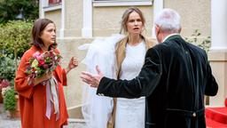 Überfordert sagt Jessica (Isabelle Ege) vor Eva (Uta Kargel) und Alfons (Sepp Schauer) die Hochzeit ab.