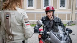 Um Lia (Deborah Müller) die Sorge um ihn zu nehmen, lädt Benni (Florian Burgkart) sie zu einem Motorradausflug ein.