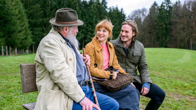 Um Naomis Wunsch-Juwelier (Kurt Rauscher) davon zu überzeugen, die Eheringe zu schmieden, müssen sich Wiliam (Alexander Milz) und Rebecca (Julia Alice Ludwig) als angehendes Brautpaar ausgeben.