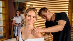 Unter den eifersüchtigen Blicken von Romy (Désirée von Delft) genießt Jessica (Isabell Ege) Pauls (Sandro Kirtzel) Massage.