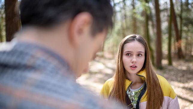 Valentina (Paulina Hobratschk) ist fassungslos, als Robert (Lorenzo Patané) ihr mitteilt, dass er nicht der Vater von Emilio ist.