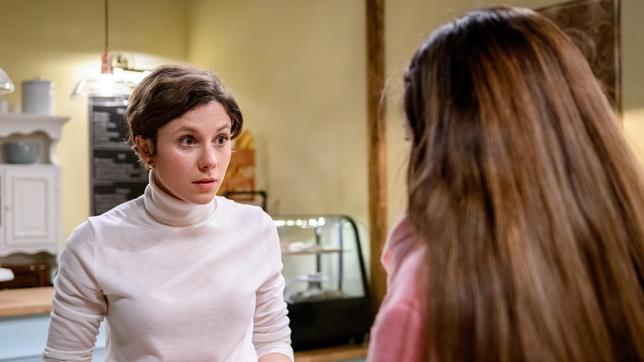 Valentina (Aylin Ravanyar) überbringt Eleni (Dorothée Neff) eine beunruhigende Nachricht.