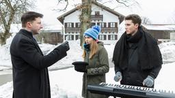 Valentina (Paulina Hobratschk) und Fabien (Lukas Schmidt) versuchen sich als Straßenmusiker, werden aber vom Ordnungsamt (Komparse) ausgebremst.