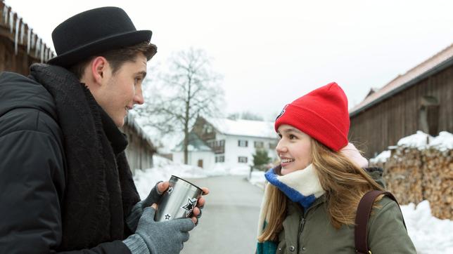 Bild: ARD/Stella Boda Valentina (Paulina Hobratschk) unterstützt Fabien (Lukas Schmidt) bei seinem Plan.