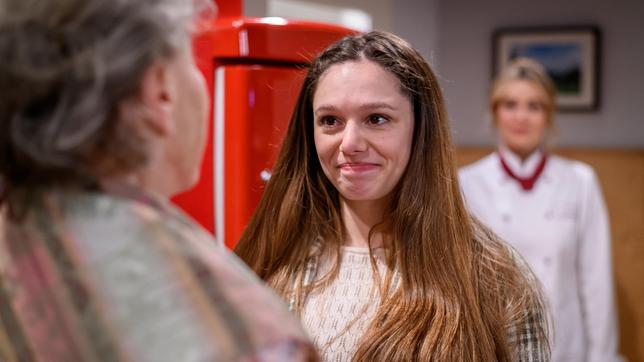 Valentina (Aylin Ravanyar, M. mit Laura Osswald) verabschiedet sich von Hildegard (Antje Hagen).