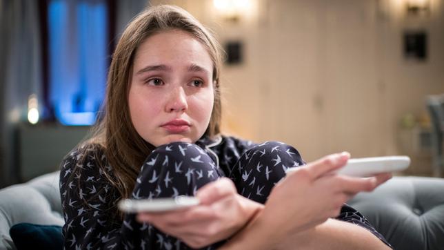 Bild: ARD/Christof Arnold Valentina (Paulina Hobratschk) vermisst Fabien und schickt ihm ihr gemeinsames Lied.