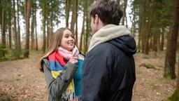 Valentina (Paulina Hobratschk) versucht Joshua (Julian Schneider) auf andere Gedanken zu bringen.