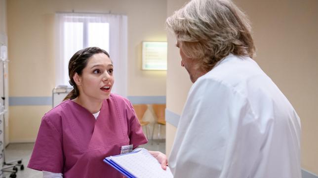 Valentina (Aylin Ravanyar) wird vor Michael (Erich Altenkopf) klar, dass sie Patienten nicht nur wie eine Nummer behandeln will – und kündigt.