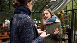 Valentina (Paulina Hobratschk) wirft Eva (Uta Kargel) vor, sie sei ihr als Tochter nicht genug.