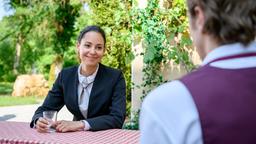 Vanessa (Jeannine Gaspár) erklärt Gerry (Johannes Huth), dass ein Mann nicht unbedingt ein Held sein muss, damit sich eine Frau in ihn verliebt.