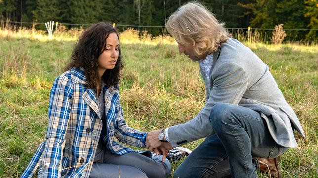 Vanessa (Jeannine Gaspár) erleidet im Beisein von Michael (Erich Altenkopf) einen Schwächeanfall.