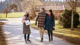 Vanessa (Jeannine Gaspár) erzählt Henning (Matthias Zera) und Shirin (Merve Çakır) von Gerrys Missgeschick.