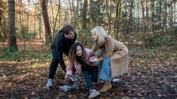 Vanessa (Jeannine Gaspár) hat starke Schmerzen im Knie und muss von Robert (Lorenzo Patané) und Amelie (Julia Gruber) gestützt werden.