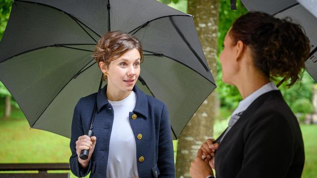 Bild: ARD/WDR/Christof Arnold Vanessa (Jeannine Gaspár) hilft Eleni (Dorothée Neff) dabei, Hintergrundwissen über den Fürstenhof zu erwerben.