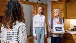 Vanessa (Jeannine Gaspár) ist nicht begeistert, als Cornelia (Deborah Müller) Hildegard (Antje Hagen) besucht.