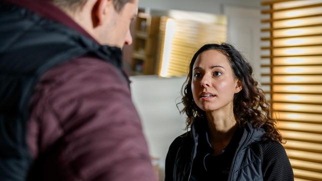 Bild: ARD/Christof Arnold Vanessa (Jeannine Gaspár) macht Paul (Sandro Kirtzel) klar, dass sie die Chefin des Fitnessbereiches ist und alles so gemacht wird, wie sie es will.