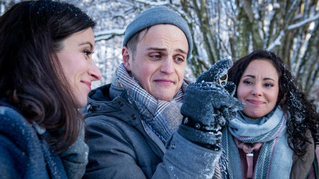 Vanessa (Jeannine Gaspár), Max (Stefan Hartmann) und Carolin (Katrin Anne Heß) suchen den Ring.