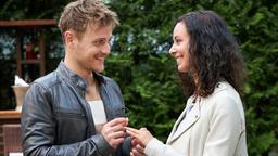 Vanessa (Jeannine Gaspár) und Max (Stefan Hartmann) feiern ihre Verlobung.