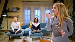Vanessa (Jeannine Gaspár) und Michael (Erich Altenkopf) werden in ihrer Meditation von Rosalie (Natalie Alison) gestört.