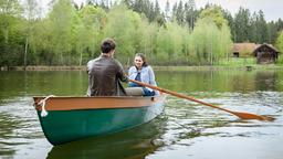 Verliebt genießen Denise (Helen Barke) und Joshua (Julian Schneider) ihren Ausflug mit dem Ruderboot.