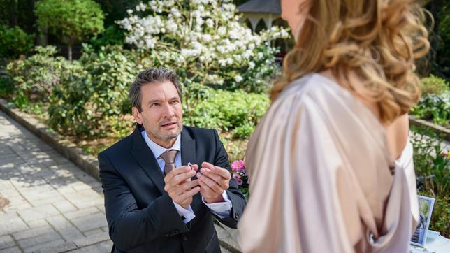 Bild: ARD/Christof Arnold Verlobung: Christoph (Dieter Bach) ist überrascht, wie Ariane (Viola Wedekind) auf seine Liebeserklärung reagiert.